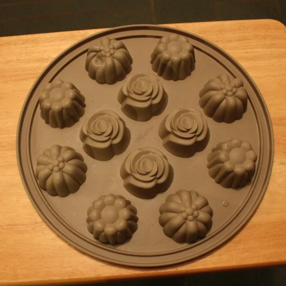 Round Tan Silicone Tray Molds Sunflowers Roses Flower 1 Dozen 13 1/2